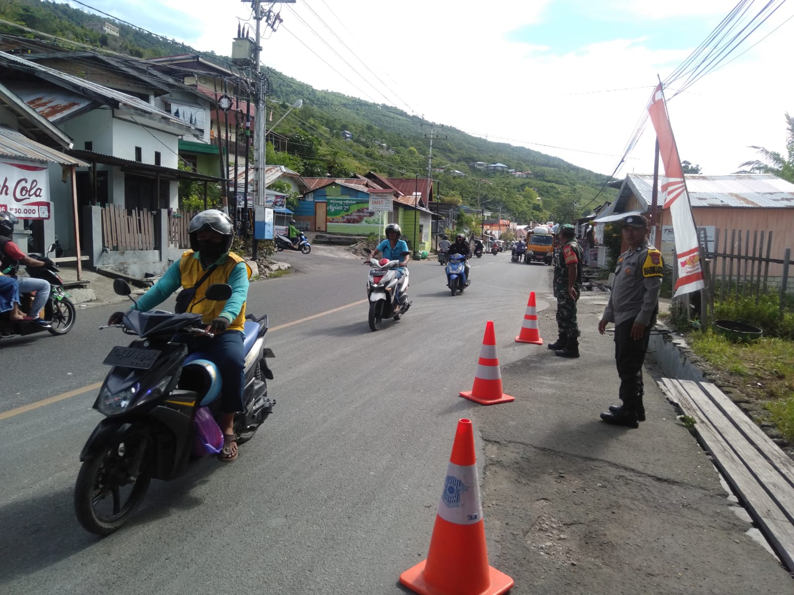 Antisipasi Kemacetan, Personel di Pos Pam Ops Ketupat Polsek Luwuk, Atur Arus Lalu Lintas