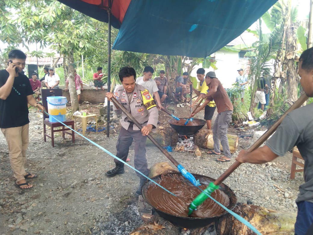 Bhabinkamtibmas Polsek Toili Bantu Warga Siapkan Pesta Pernikahan