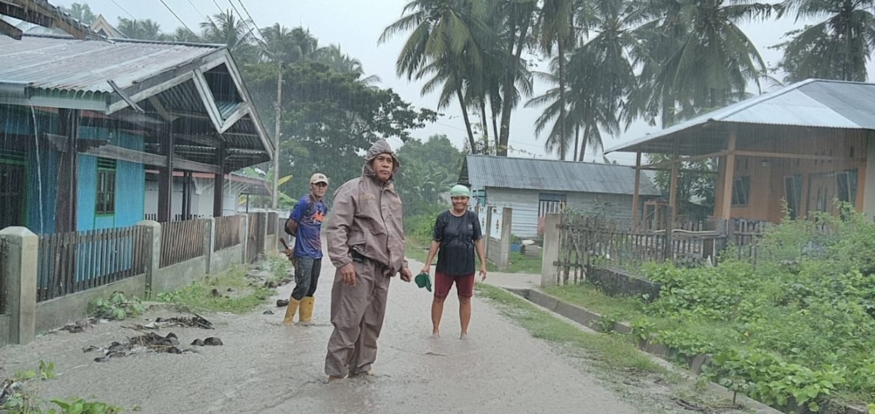 Curah Hujan Tinggi, Polsek Kintom Pantau Titik Rawan Banjir