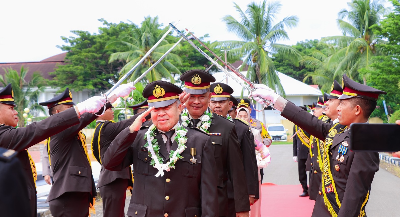 Kapolres Banggai Pimpin Upacara Pelepasan 12 Anggota Memasuki Purna Bakti