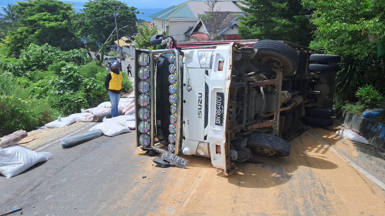 Tak Mampu Menanjak, Truck Muatan Lebih Terguling di Luwuk Banggai, Polisi Olah TKP
