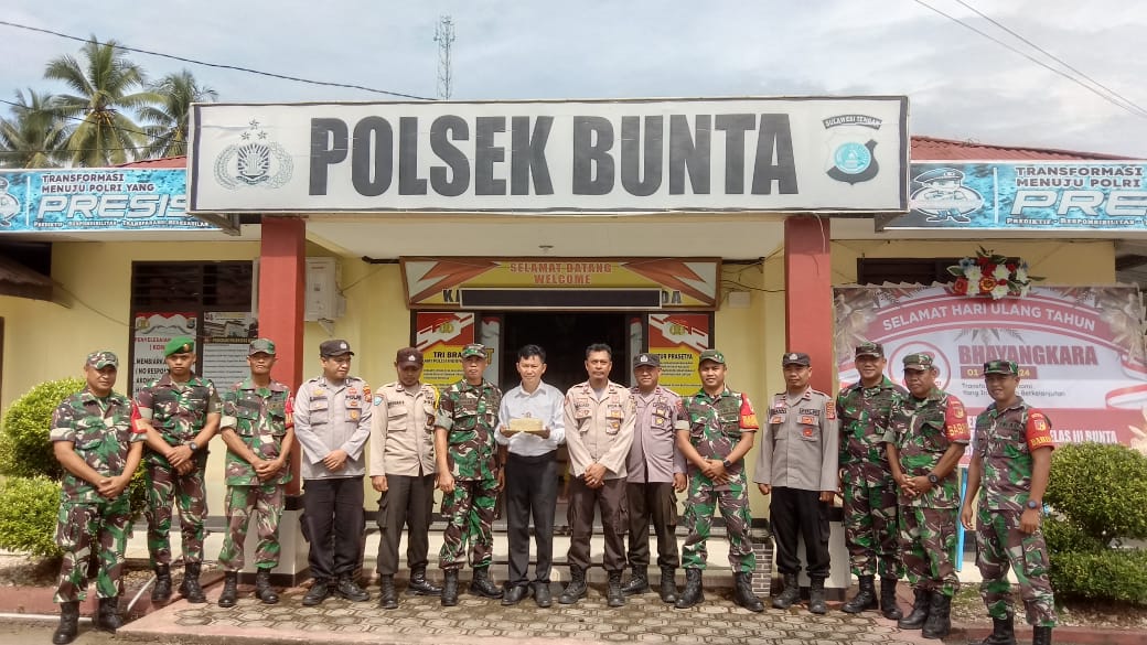 Danramil 1308-02 LB Bawa Tumpeng HUT Bhayangkara Ke-78 di Polsek Bunta