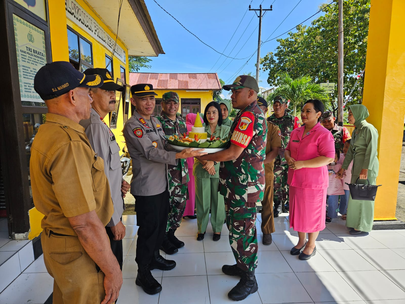 Hari Bhayangkara ke 78, Polsek Jajaran Polres Banggai Terima Kejutan Dari Danramil Hingga Camat