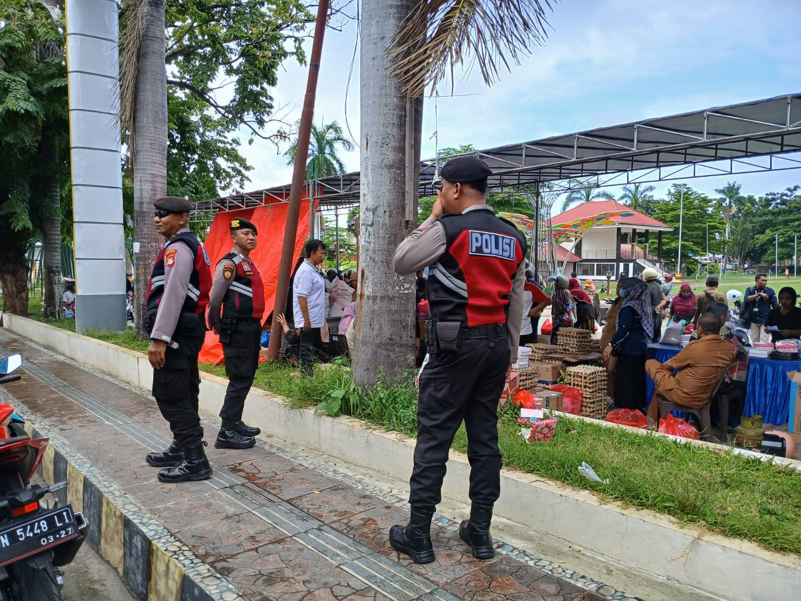 Sambut POPDA Sulteng, Samapta Polres Banggai Lakukan Pengamanan di Pasar Murah