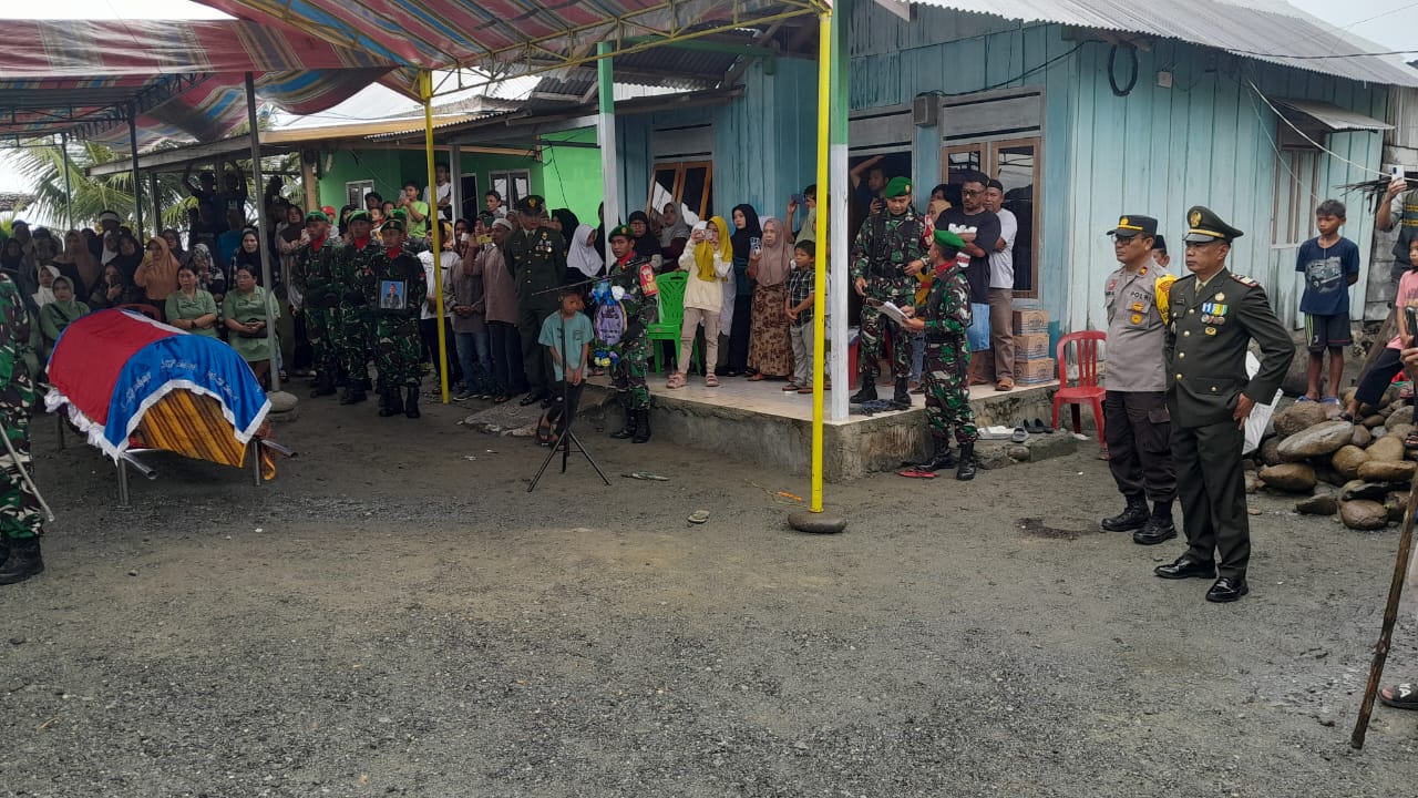 Wujud Sinergi dan Empati, Kapolsek Nuhon Hadiri Pemakaman Anggota TNI