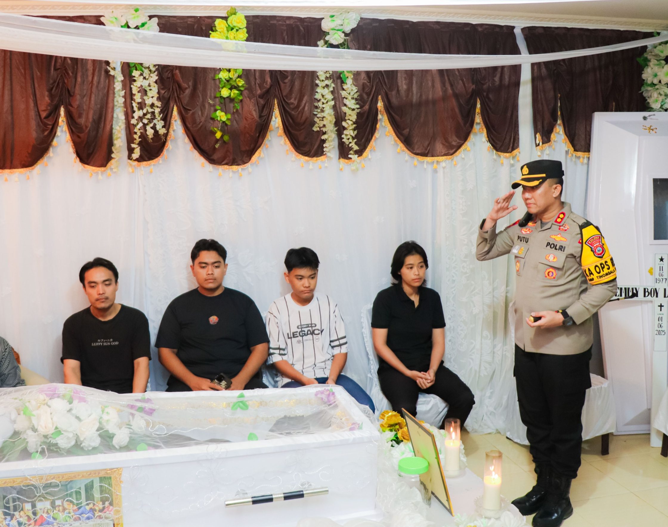 Wujud Bela Sungkawa, Kapolres Banggai Melayat ke Rumah Duka Personil Meninggal Dunia