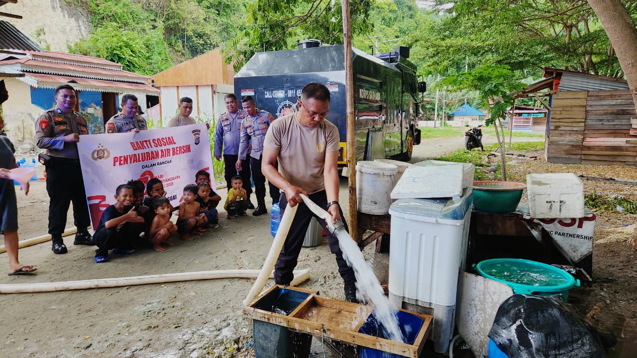 Penyaluran Air Bersih oleh Polres Banggai, Warnai Semarak HUT Bhayangkara