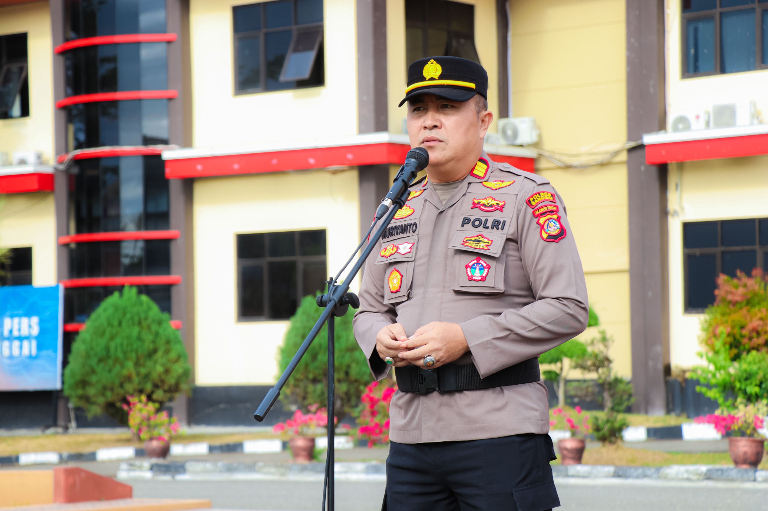 Polres Banggai Terjunkan Puluhan Personel Kawal Gerak Jalan HUT ke-80 RI di Luwuk