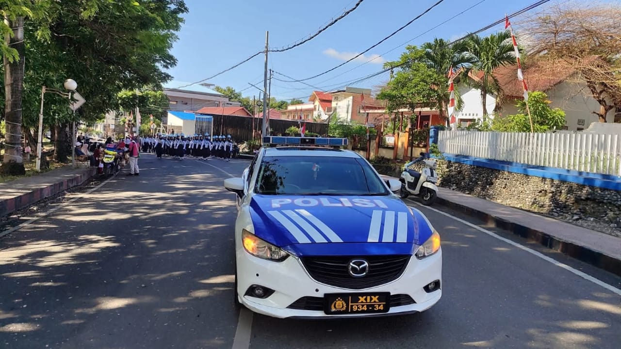 Polres Banggai Amankan Lomba Gerak Jalan Indah Pelajar di Kota Luwuk