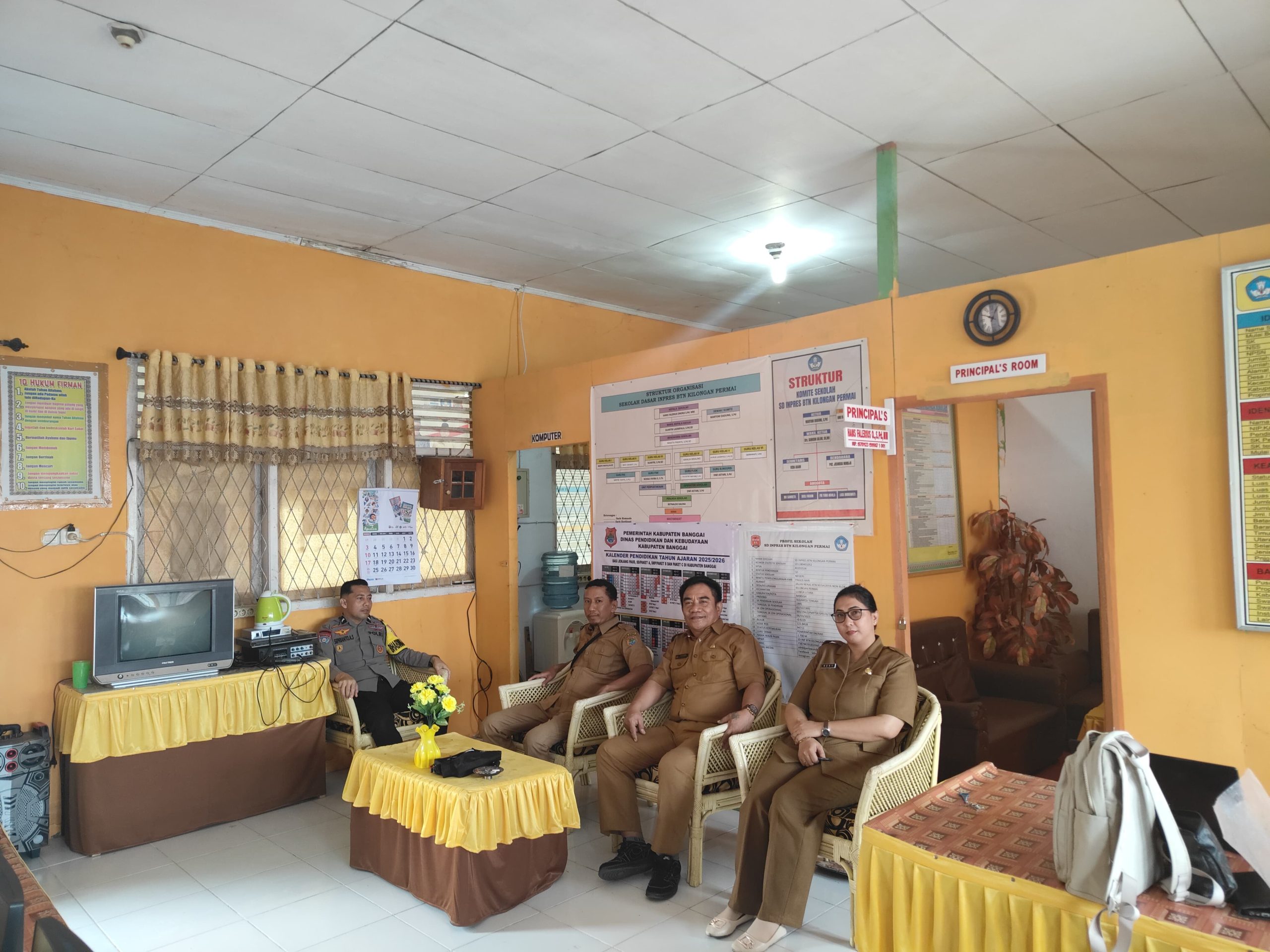 Bhabinkamtibmas Luwuk Sambangi Sekolah, Imbau Pelajar Taat Jam Malam