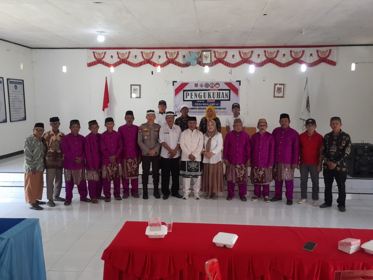 Kapolsek Bualemo Menghadiri Pengukuhan Dewan Adat Desa Bualemo A
