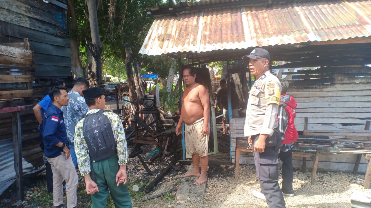 Respon Cepat Bhabinkamtibmas Luwuk Datangi TKP Kebakaran, Cegah Musibah Meluas dan Jaga Keamanan