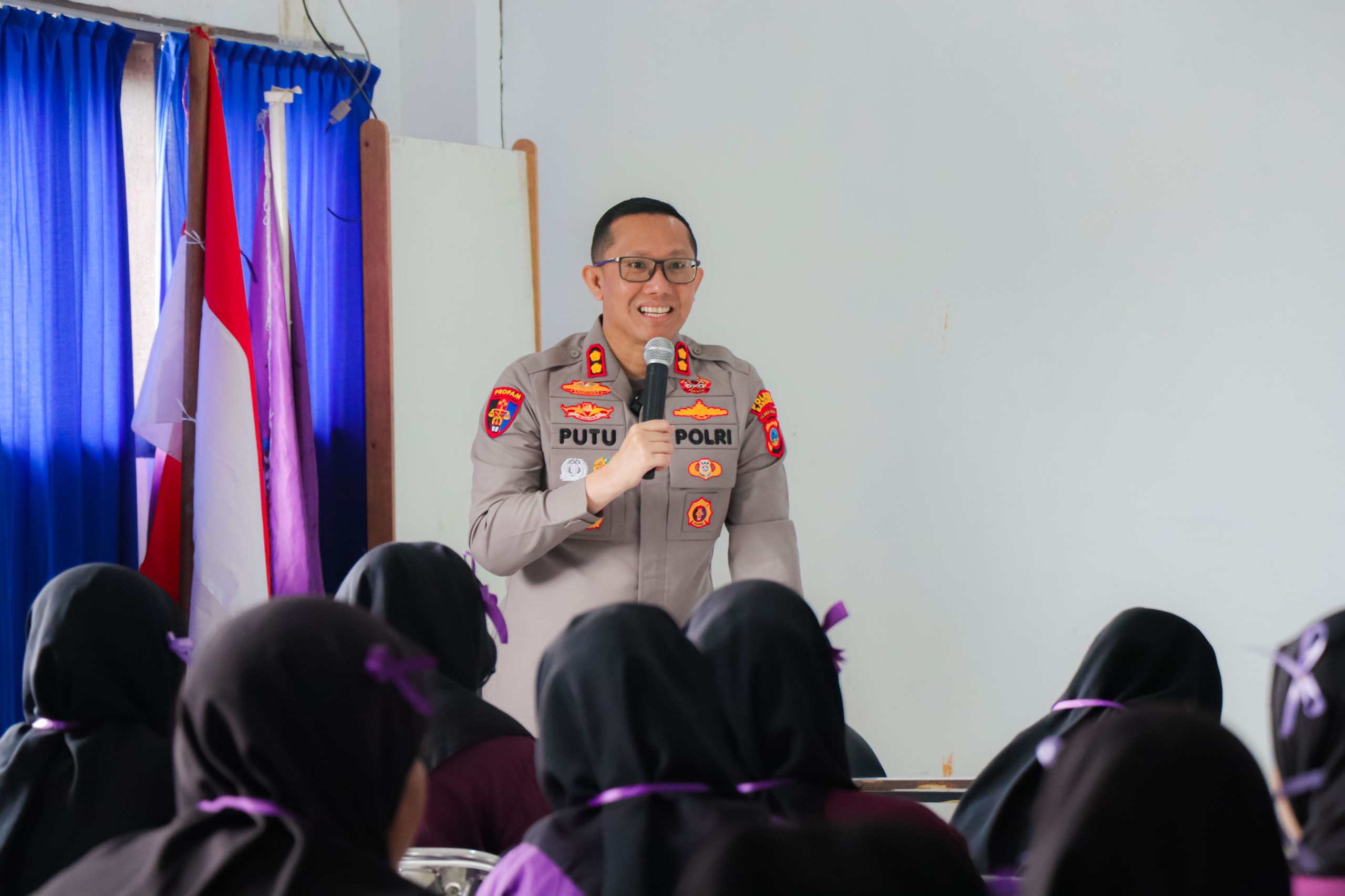 Kapolres Banggai AKBP Putu Berikan Materi Kepada Mahasiswa Baru Untika Luwuk