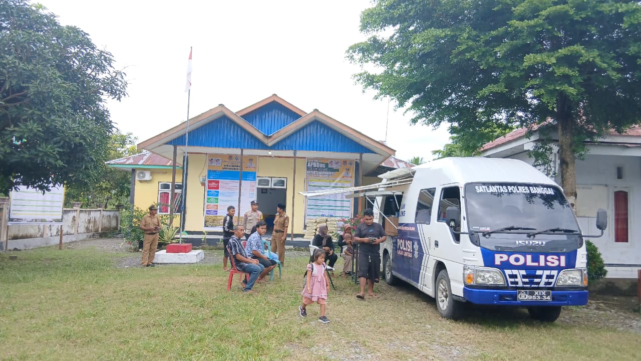 Polsek Toili Dampingi Warganya Urus SIM Keliling Satlantas Polres Banggai