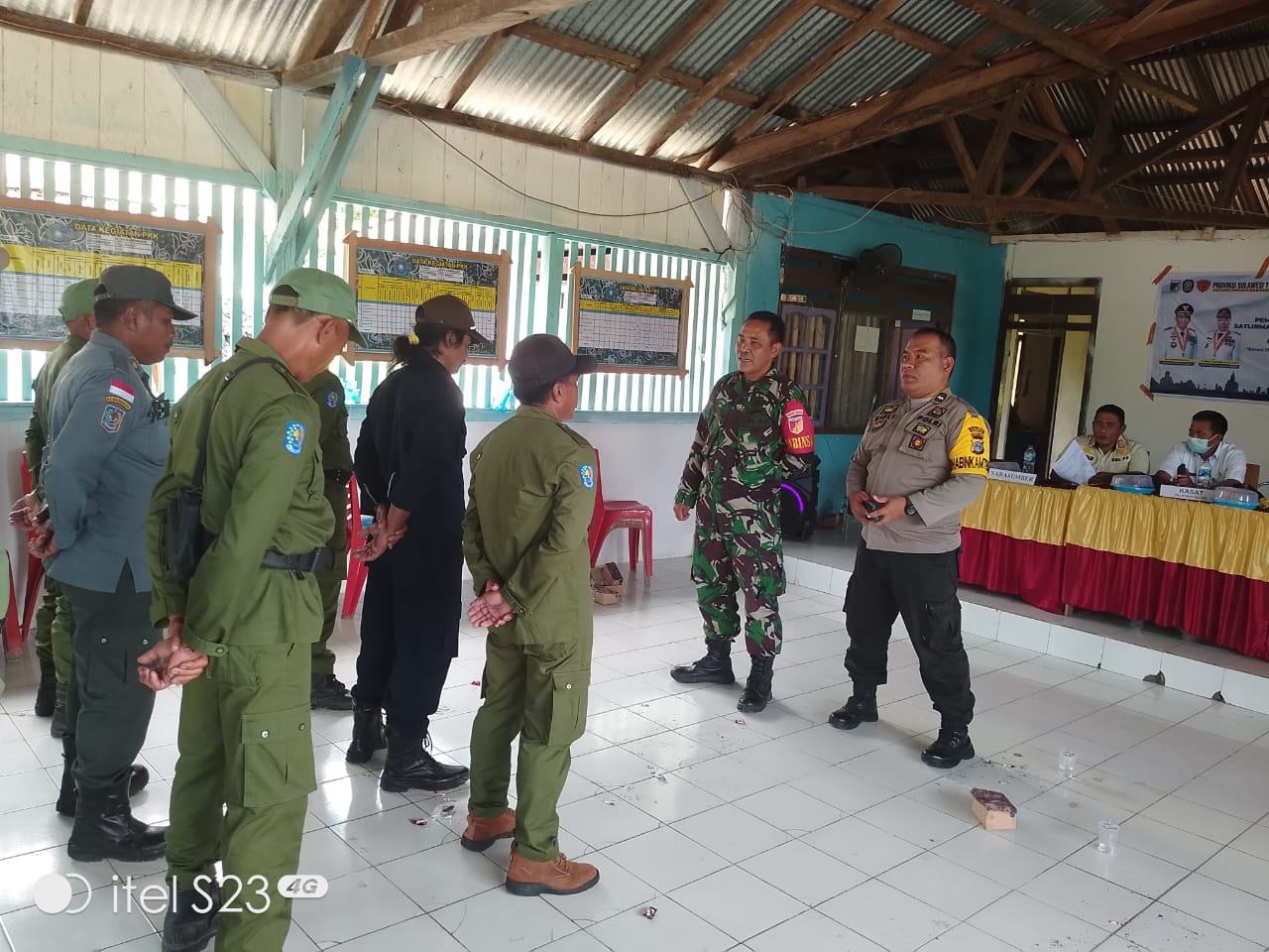 Tingkatkan Mental Korsa, Bhabinkamtibmas dan Babinsa Latih Linmas di Toili Barat