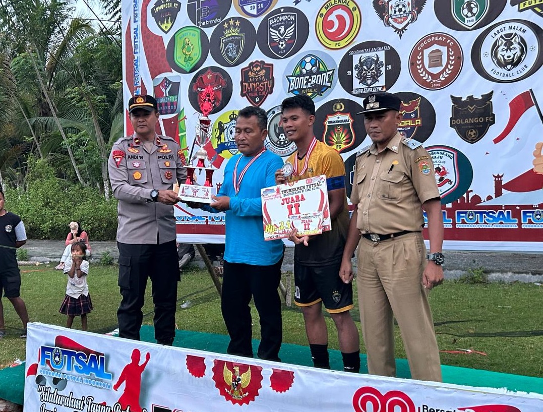 Kapolsek Bunta Serahkan Hadiah Pemenang Futsal HUT ke-80 RI