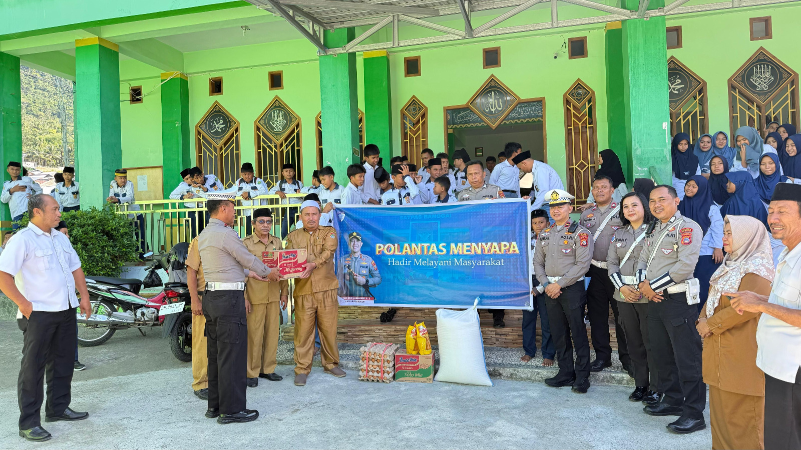 Satlantas Banggai Menyapa Pesantren dengan Bantuan dan Edukasi