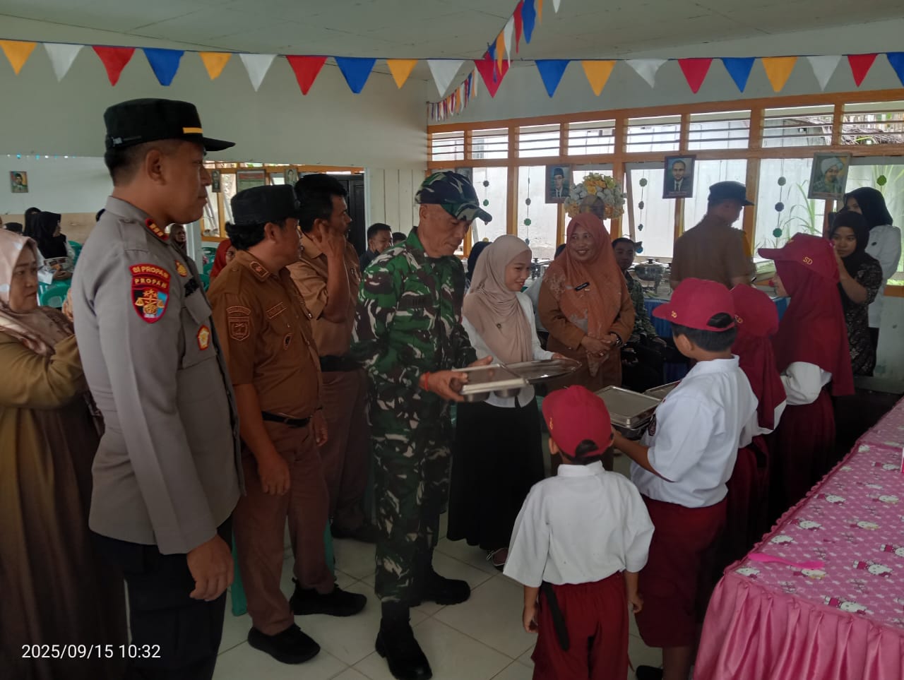 Kapolsek Kintom Memastikan Distribusi MBG ke Pelajar, Bumil dan Busui Berjalan Kondusif