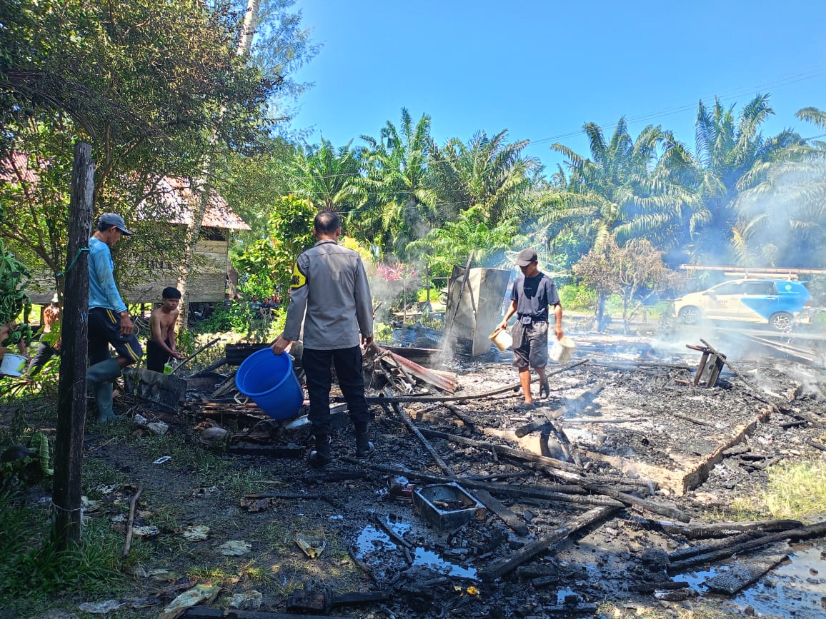 Ditinggal Berjualan, Satu Rumah di Moilong, Banggai Ludes Terbakar, Polisi Gercep ke TKP