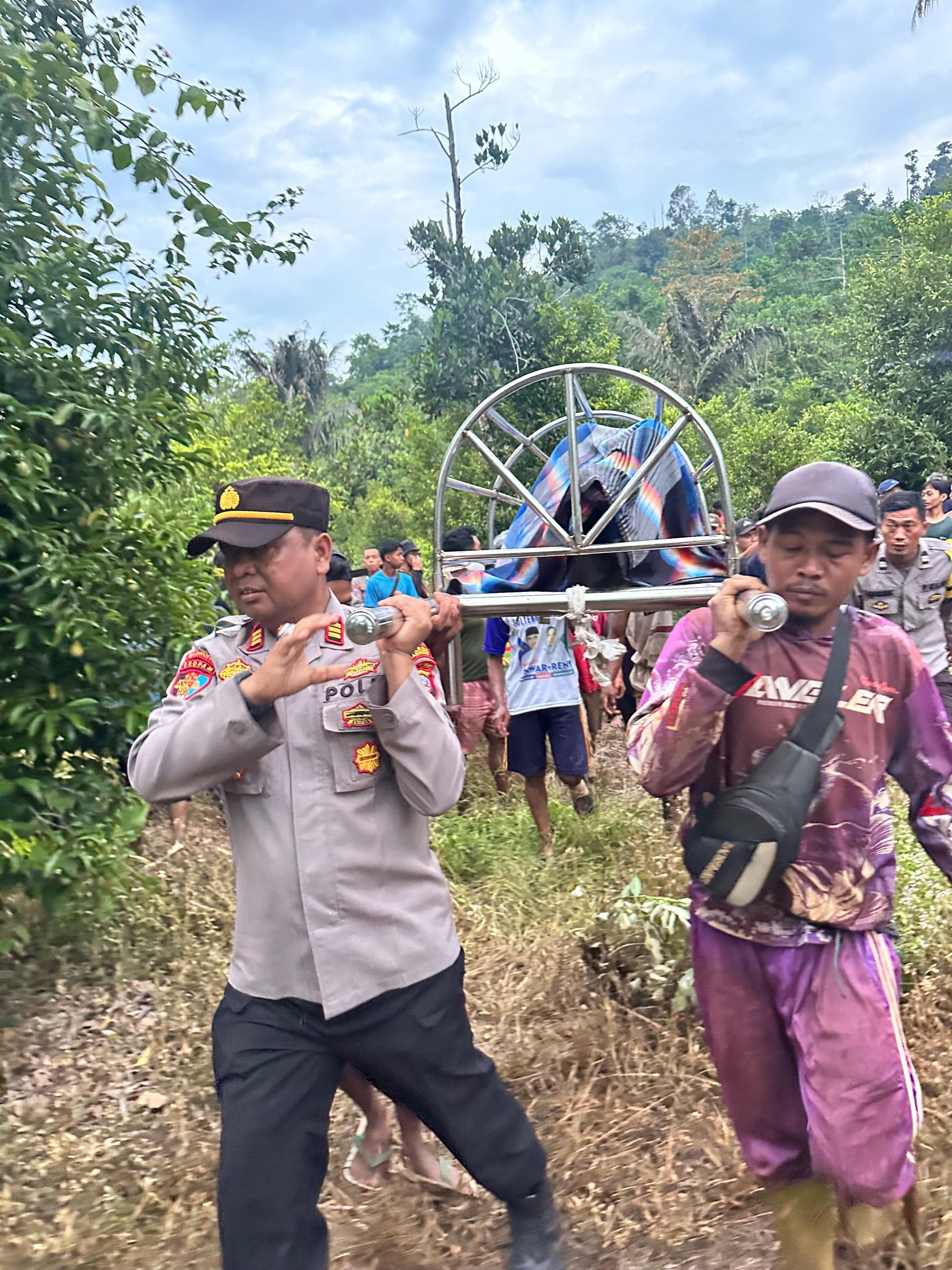 Polsek Toili Sigap, Evakuasi Mayat Kakek 70 Tahun Diduga Gantung Diri di Pohon Pala