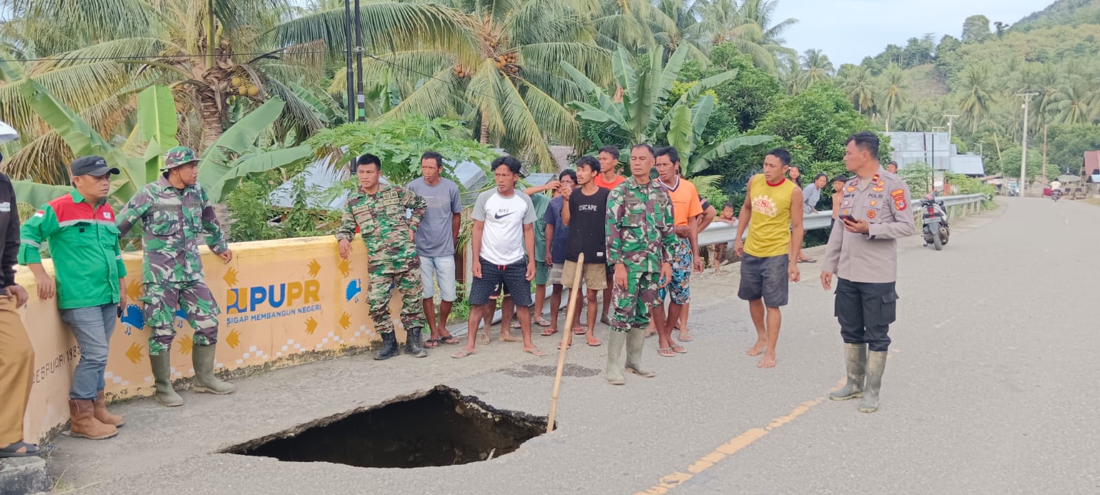 Jalan Berlubang di Trans Luwuk-Palu, Polsek Bunta Ingatkan Warga Agar Waspada