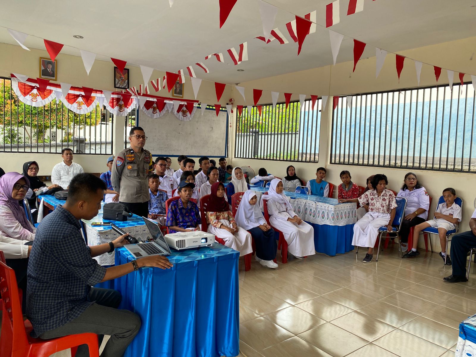 Polisi Beri Penyuluhan Narkoba ke Remaja Disabilitas di SLB Luwuk
