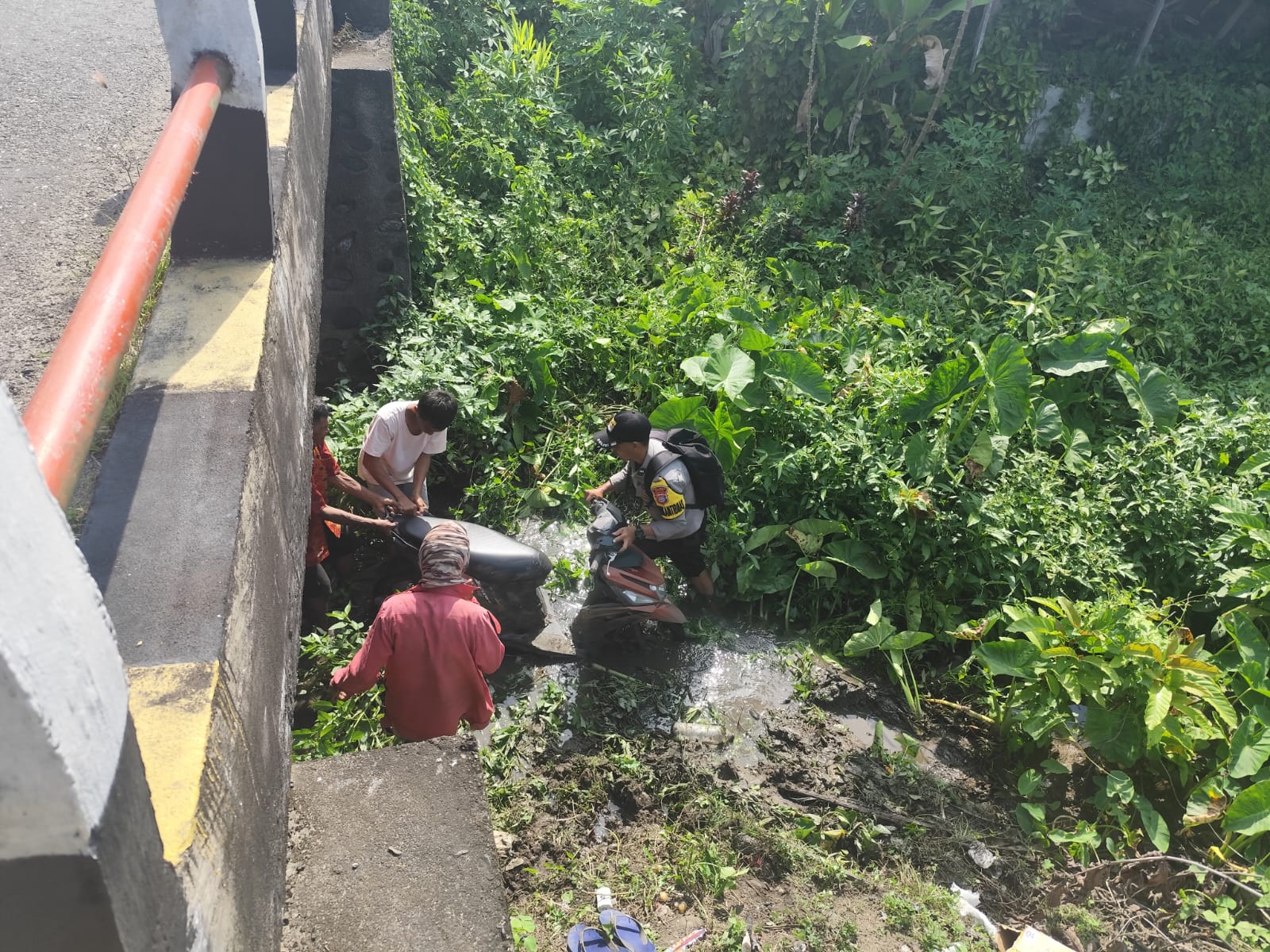 Lakalantas Tunggal, Polisi Bantu Evakuasi Korban Jatuh ke Jurang Jembatan Batui Banggai