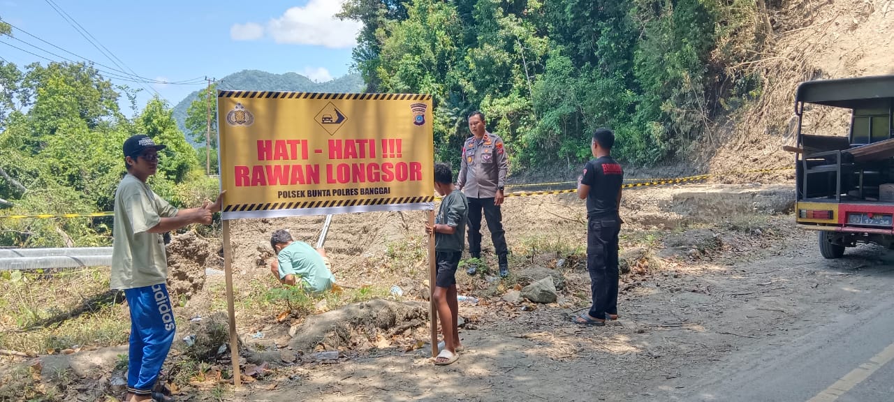 Himbau Pengendara, Polsek Bunta Pasang Spanduk Rawan Longsor di Poros Luwuk-Palu