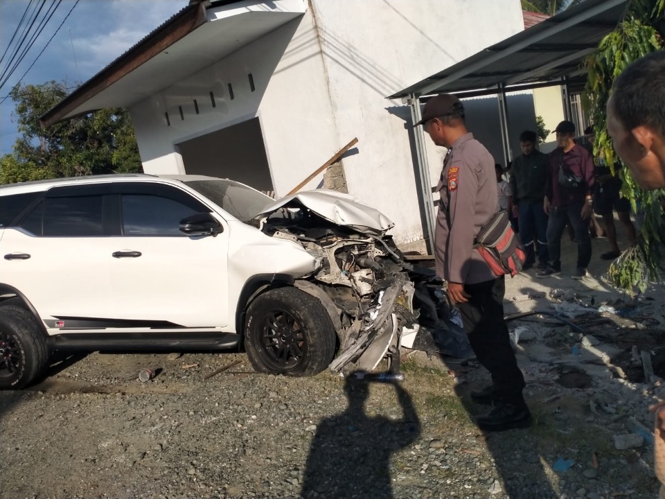 Mobil Fortuner Tabrak Pagar Rumah di Desa Tangkiang, Kapolsek Kintom: Sopir Ngantuk!