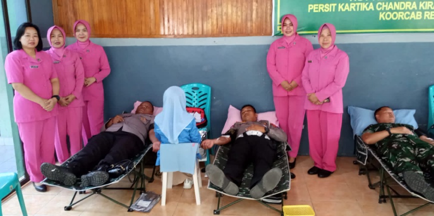Sambut HUT ke-80 Persit KCK, Personel Polres Banggai Ikut Aksi Kemanusiaan Donor Darah