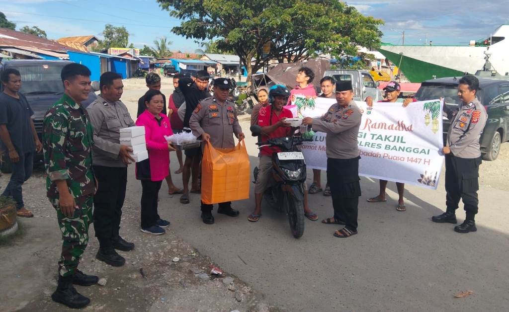 Untuk Mudik yang Nyaman, Takjil Temani Perjalanan Pengguna Transportasi Laut di Luwuk Banggai