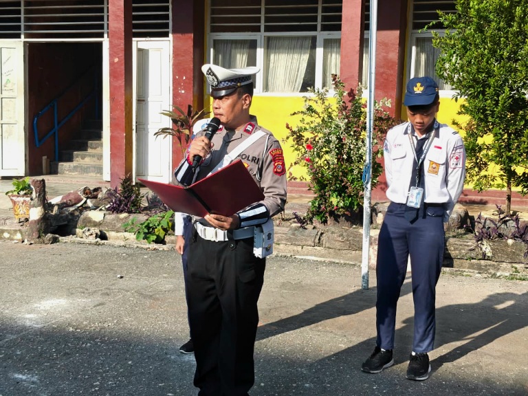 Polantas Menyapa Pelajar SMPN 2 Luwuk, Tanamkan Disiplin serta Kesadaran Berlalu Lintas