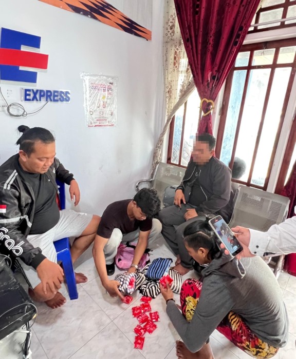 Polres Banggai Amankan Pria Asal Bunta saat Ambil Paket Berisi Ratusan Pil THD