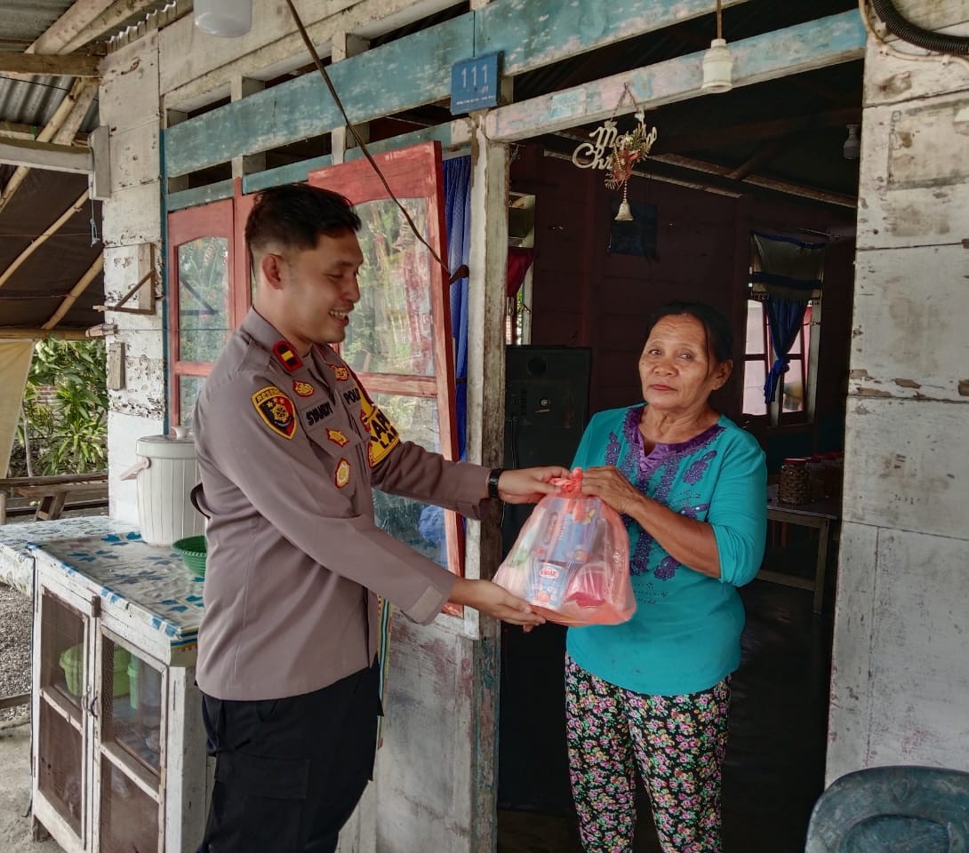 Jumat Berkah, Polsek Lamala Bagikan Paket Sembako, Bikin Warga Tersenyum Lega