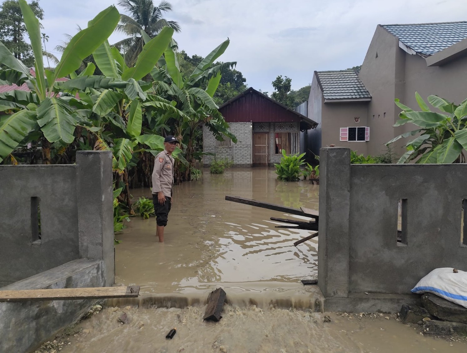 Polsek Balantak Pantau Rumah Warga yang Tergenang Banjir di Desa Sepe