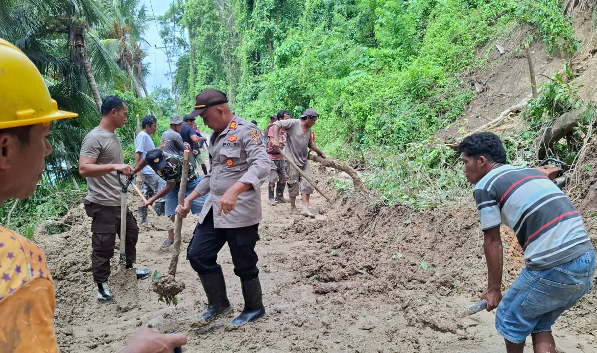 Polsek Balantak Bersama Masyarakat Kompak Bersihkan Material Longsor