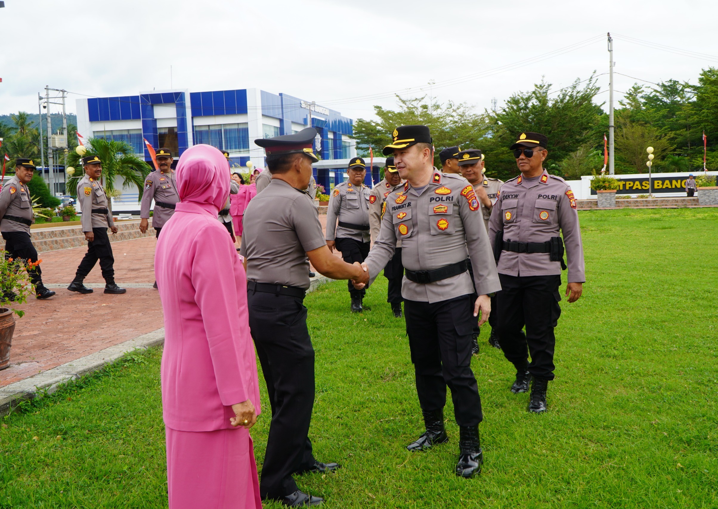 Polres Banggai Gelar Upacara Kenaikan Pangkat Pengabdian Kompol Haryadi: Bukti Loyalitas Sejati