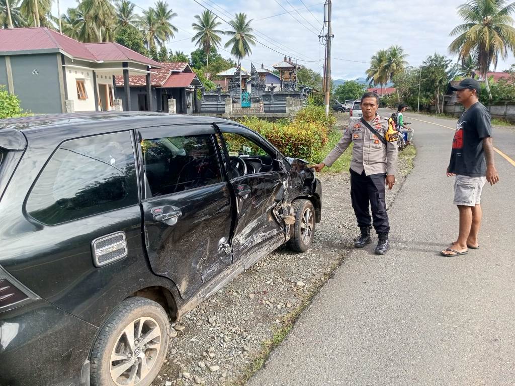 Polisi Bantu Evakuasi Para Korban Tabrakan Maut di Tikungan Toili Barat, Banggai