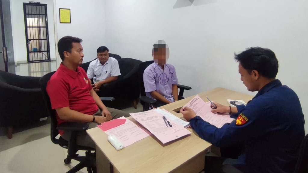 Polres Banggai Menyerahkan MU Warga Toili, Tersangka Kasus Curanmor ke Kejaksaan