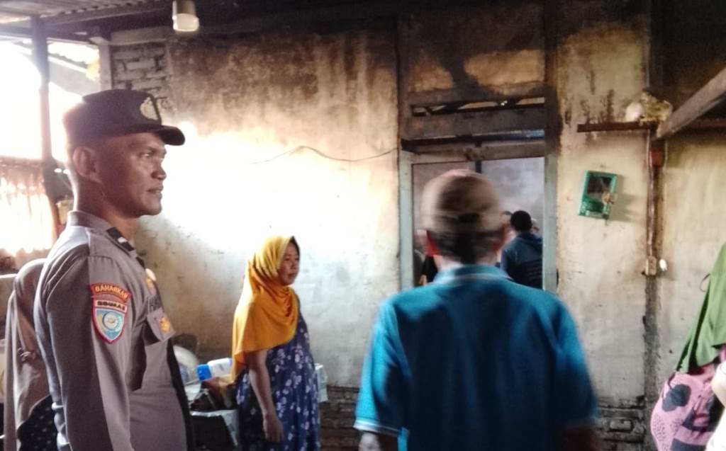 Datangi TKP Kebakaran Rumah di Masama, Polsek Lamala Imbau Warga Selalu Waspada