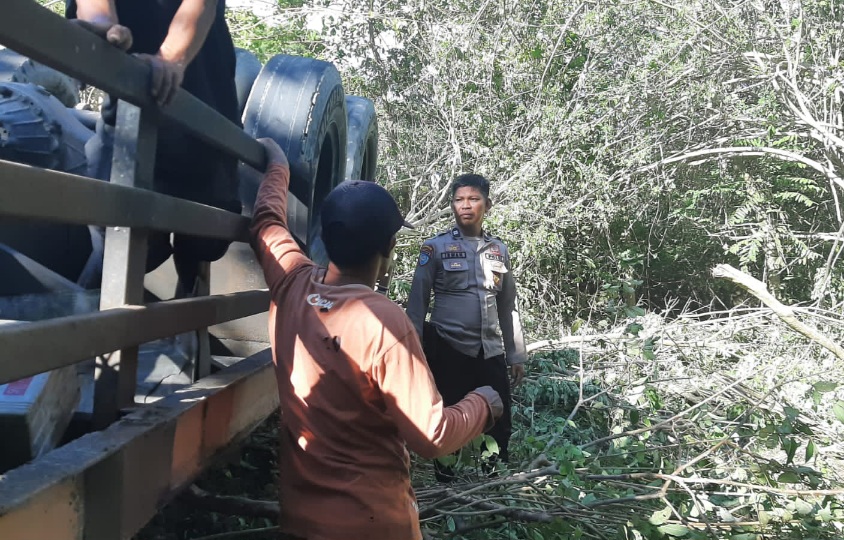 Gagal Menanjak, Tronton Muat Pupuk Cair Terguling di Jalan Lingkar Batui-Kintom, Polisi ke TKP