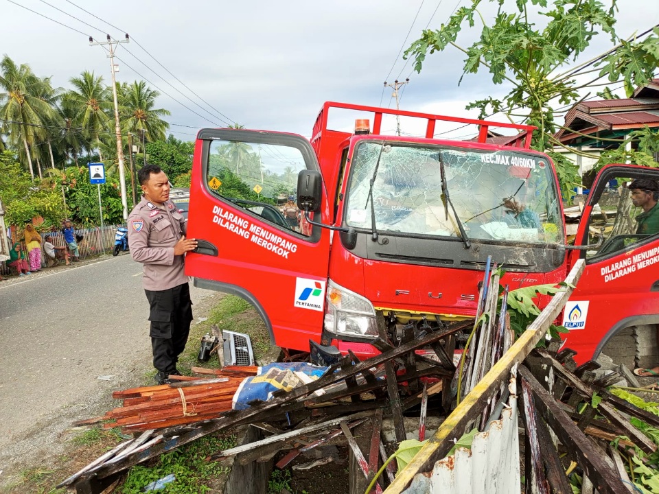 Truk Gas LPG Tabrak Dua Pagar Rumah, Diduga Sopir Mengantuk, Polsek Kintom Upayakan Evakuasi