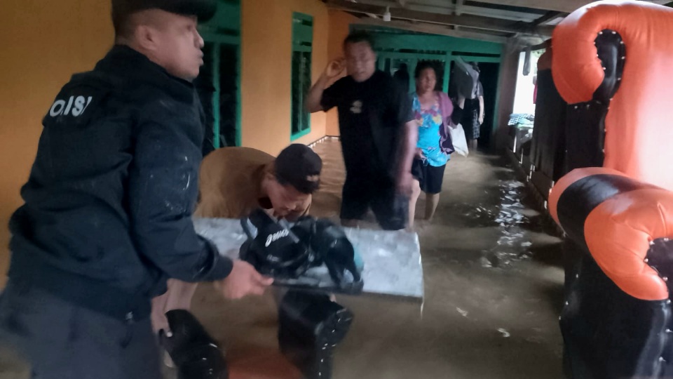 Respon Cepat Polsek Nuhon Bantu Evakuasi Masyarakat Terdampak Banjir