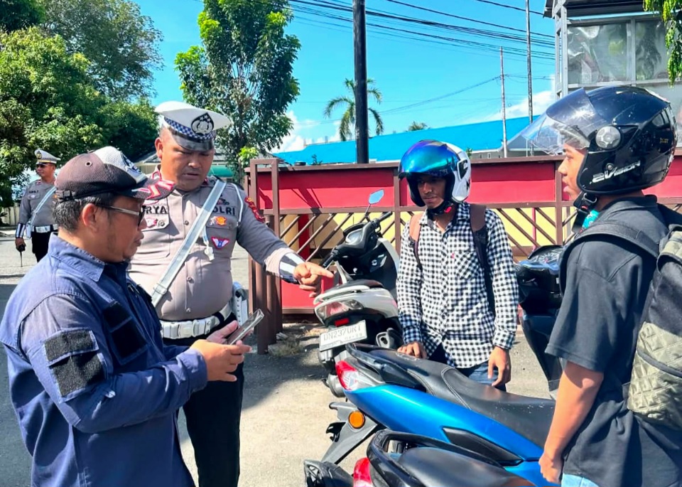 Satlantas Polres Banggai Dampingi Samsat Keliling di Kota Luwuk, Ingatkan Sadar Wajib Pajak