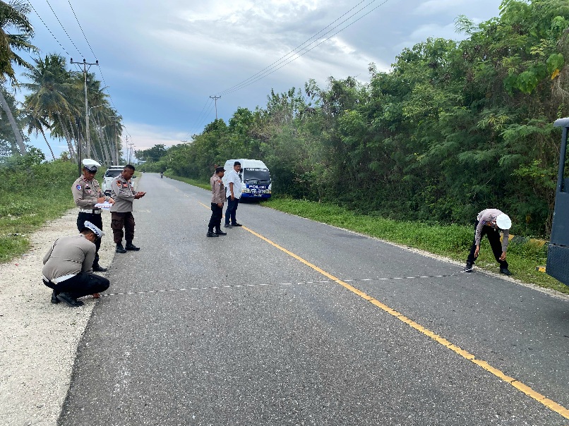 Polres Banggai Olah TKP Kecelakaan Maut di Nambo, Pelajar Boncengan Tabrak Truk