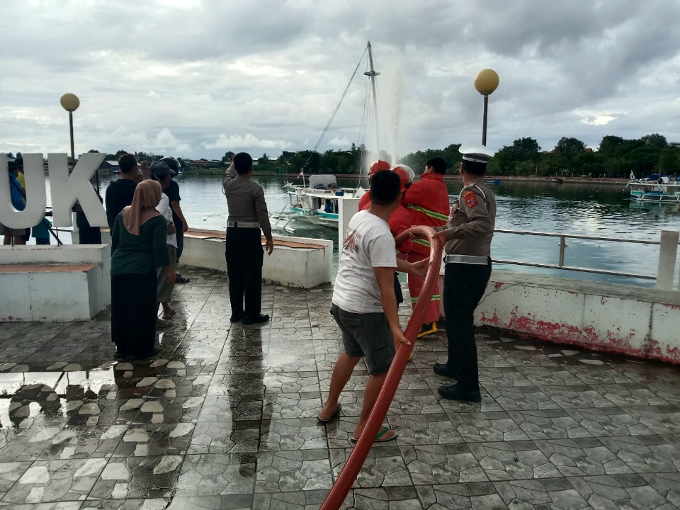 Polisi Gerak Cepat Bantu Padamkan Kebakaran KM. Tokitoki 01 di Teluk Lalong Luwuk