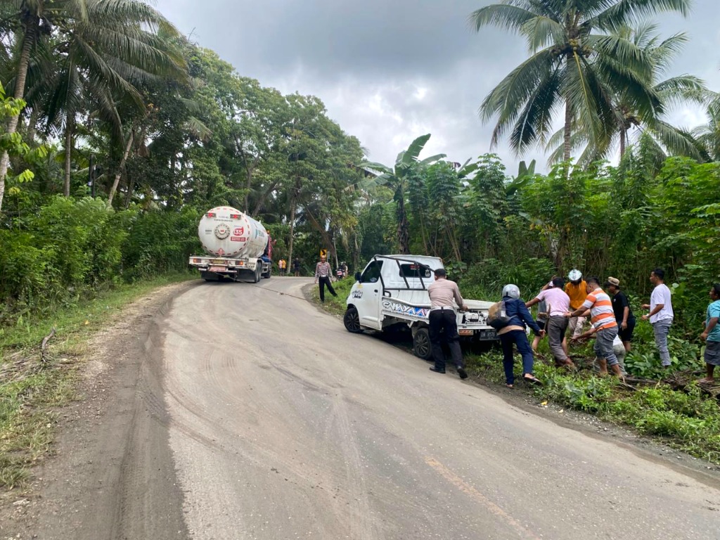 Sigap Tangani Laka Tunggal, Satlantas Polres Banggai Evakuasi Mobil Terperosok ke Jurang