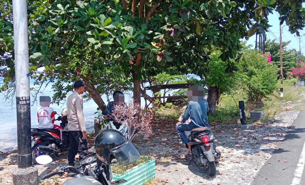 Patroli Responsif! Bhabinkamtibmas Bubarkan Pesta Miras Pelajar di Jalan Panjang Bandara Luwuk