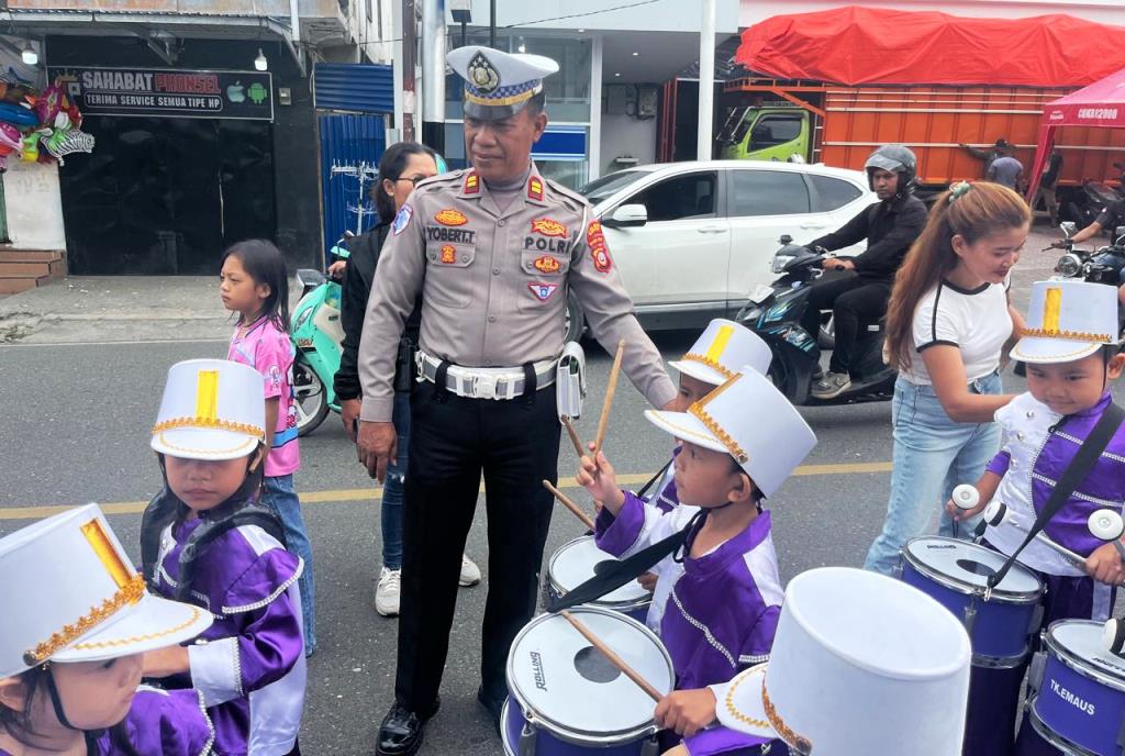 Semarak Hardiknas, Satlantas Polres Banggai Kawal Pawai TK Emaus Luwuk