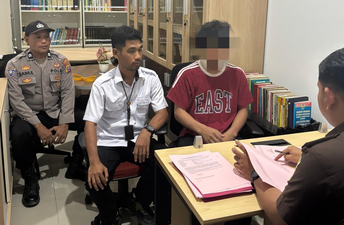 Reskrim Polsek Batui Lakukan Tahap II Tersangka Kasus Penganiayaan